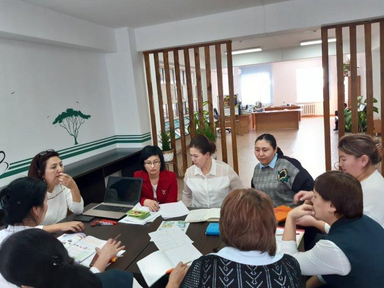 «Сыни сауаттылық» жоба тренері Майра Рахымбаева іс-әрекеттегі зерттеу тобы